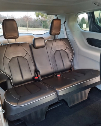 Chrysler Pacifica cena 229900 przebieg: 28700, rok produkcji 2022 z Gostyń małe 326